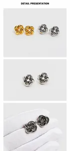 Détails macro de boucles d'oreilles nœuds polies en métal doré et argenté torsadé