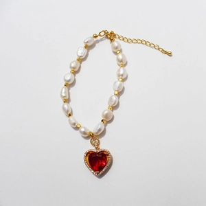 Bracciale di perle d'acqua dolce barocche con pendente a cuore rosso e oro