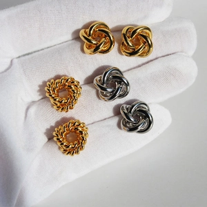 Trois paires de boucles d'oreilles nœuds torsadés en finitions or et argent poli