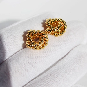Boucles d'oreilles clous en laiton doré poli avec un design de noeud torsadé