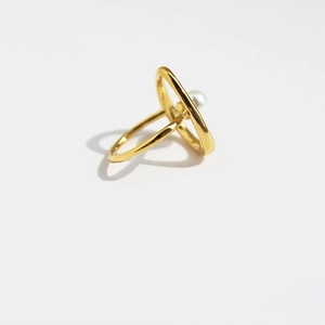 Bague moderne abstraite dorée avec anneau évidé et perle blanche élégante
