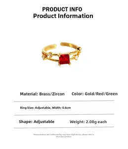 Dettaglio dello zircone rosso taglio smeraldo con fascia in ottone dorato a doppio binario