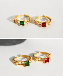 Dettaglio dell'anello vintage con zircone smeraldo e rubino e doppia fascia dorata