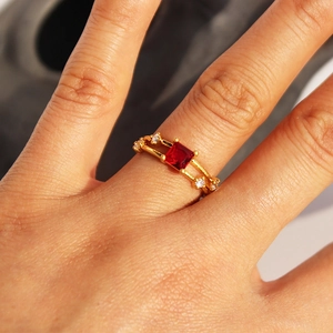Anello vintage dorato con gemma rossa quadrata e zirconi su doppia fascia