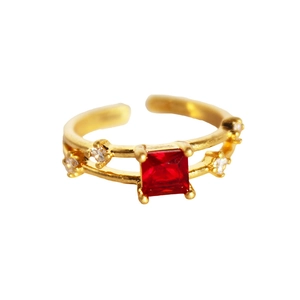 Anello vintage dorato regolabile con zircone rosso quadrato e piccoli cristalli laterali