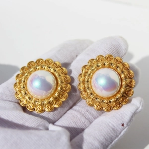 Orecchini di perle vintage francesi con bordi dorati decorati in stile reale lussuoso