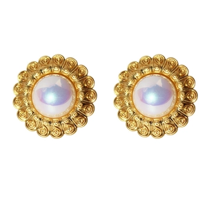 Orecchini vintage a girasole con perla dorata e pietra centrale blu dai riflessi cangianti