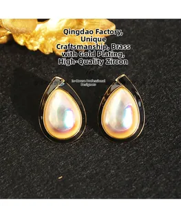 Dettaglio orecchini vintage a goccia in ottone placcato oro con dettagli in smalto nero