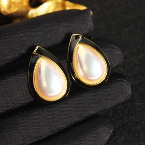 Orecchini vintage a goccia con perle iridescenti e smalto nero con cornice dorata