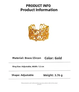 Détail de la bague ajustable en laiton doré avec motif dentelle et zircons cubiques