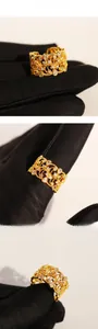 Détails macro de la bague baroque vintage avec motifs dentelle et pierres de zircon