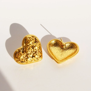 Orecchini a cuore vintage dorati con motivi a rose in rilievo metallico lucido
