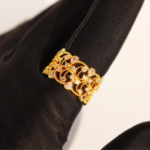 Bague ouverte vintage dorée avec motif dentelle, zircon goutte et détails filigranes chic