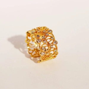 Bague vintage dorée avec motifs de dentelle et zircons au design de cour rétro