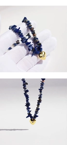 Dettaglio collana con pietre blu naturali e ciondolo a cuore dorato con zircone