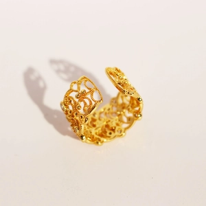 Bague vintage française ajustable avec motif filigrane ajouré en finition dorée