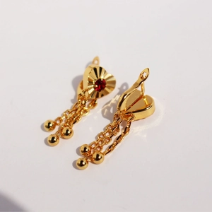 Golden heart earrings with red zircon, radial engraving and triple chain tassel drops