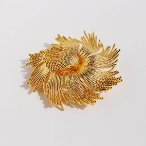 Exaggerated vintage gold flower brooch in brass with textured radial petal design