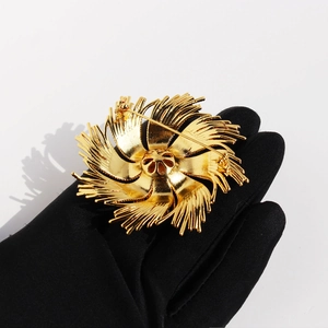 Exaggerated vintage brass gold-plated flower brooch with a back pin design
