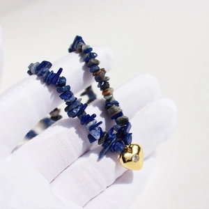 Collana di pietre naturali blu con ciondolo a cuore dorato e pietra di zircone
