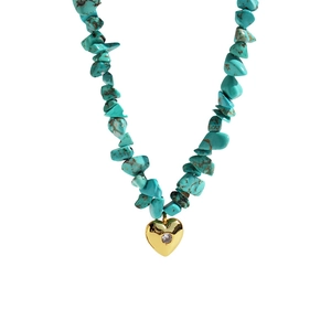 Collana boho con pietre turchesi e ciondolo a cuore dorato in zircone su sfondo bianco
