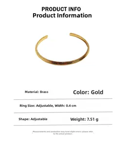Détail d'un bracelet ajustable en laiton doré avec motif ondulé et spécifications