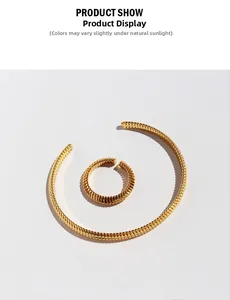 Gros plan sur l'ensemble bracelet et bague dorés avec texture en écailles de serpent