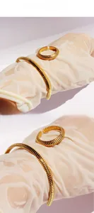 Détails de la manchette dorée à texture ondulée et de la bague ouverte assortie