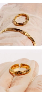 Gros plan sur une bague ajustable en laiton doré avec des rayures verticales texturées