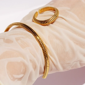 Ensemble bracelet manchette et bague en laiton doré à texture de serpent et côtes