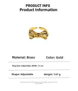 Vue détaillée d'une bague nœud en laiton doré avec ouverture réglable et largeur de 1,1 cm