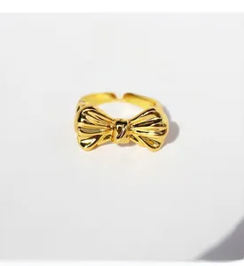 Détail de bague nœud doré avec zircon de haute qualité et placage en laiton