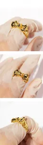Vue détaillée d'une bague nœud dorée ajustable avec une finition métallique polie brillante