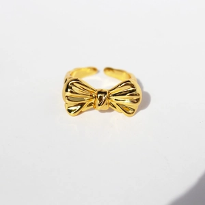 Bague nœud papillon dorée avec finition polie et anneau réglable pour femmes élégantes