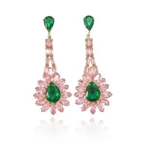Boucles d'oreilles pendantes fleurs émeraude et rose avec monture dorée et pierres poires