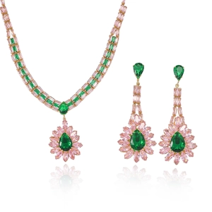 Parure élégante avec émeraude et zircon rose, collier floral et boucles d'oreilles