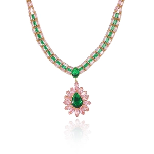 Collier doré luxueux avec pierres émeraude et roses et pendentif floral