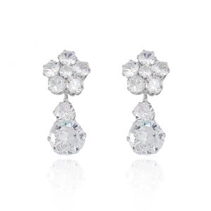 Boucles d'oreilles fleuries en zircon avec finition argentée et reflet élégant sur fond blanc