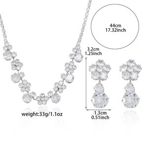Parure de bijoux fleur en argent avec zircons blancs sur fond blanc avec reflets
