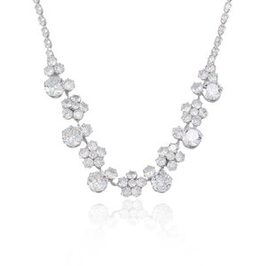 Collier de fleurs en zircone étincelante pour femme avec finition argentée élégante et fleurs