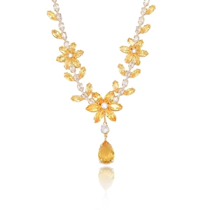 Élégant collier à fleurs en zircon jaune citron avec pendentif poire sur fond blanc
