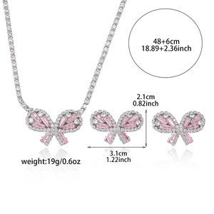 Parure de bijoux papillon avec zircons roses comprenant collier et boucles d'oreilles