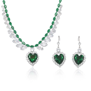 Modisches Herzform-Smaragd-Zirkonia-Schmuckset mit Halskette und Ohrringen auf weißem Grund