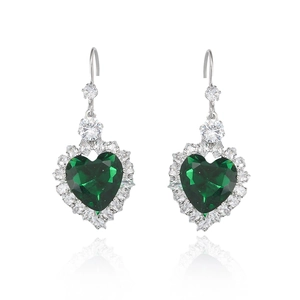 Elegante silberne Herzohrringe mit smaragdgrünen Edelsteinen und weißem Zirkonia-Heiligenschein