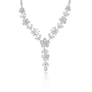 Collier fleur en argent avec pierres de zircon blanc et détails de feuilles