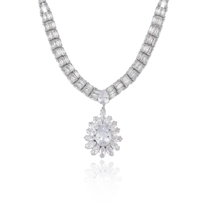 Ensemble de collier argenté élégant avec pendentif en zircon et cristaux scintillants