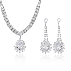 Parure de bijoux de mariée argentée avec zircons cubiques en forme de poire