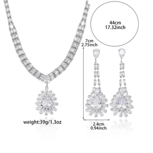 Parure bijoux mariage avec collier fleur en cristal et boucles d'oreilles pendantes