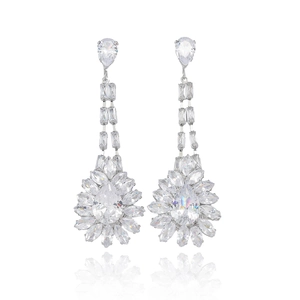 Boucles d'oreilles pendantes argentées avec fleurs en cristal blanc pour les grandes soirées