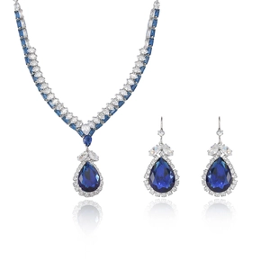 Set gioielli con zircone blu taglio a pera, collana a V e orecchini pendenti su bianco